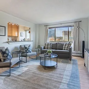 vibrant-downtown-king-bed-work-desk-kitchen.seattlehotelsites.com/